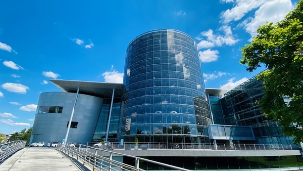 Web-TV: Schadentalk in der Gläsernen Manufaktur von VW